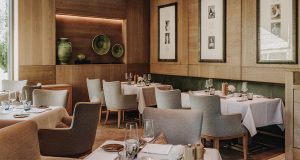 Im Restaurant Überfahrt der Althoff Collection kochen bis zur geplanten Neuausrichtung im Sommer 2024 Alexander Herrmann, Hans Stefan Steinheuer und Paul Ivić.