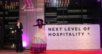 Ein roter Teppich und Stelzenläufer empfingen die Gäste im München Marriott Hotel City West