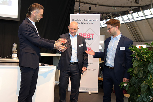 Rudi Seubert (m.) und Julian Brauchle (r.) von Winterhalter Deutschland nahmen den BEST of Market für das Mehrwegspülsystem entgegen.