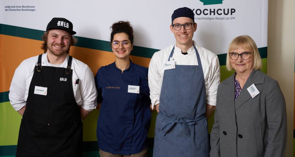 Die Gewinner des KochCup 2024: Leon Girrbach, Lucie Fischer Chapalain und Jens Kleinfelder sowie Dr. Bettina Hoffmann.