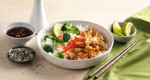 Die Sesam Chicken Bowl mit Basmatireis von Gourmet sorgt für Urlaubsfeeling am Mittagstisch.