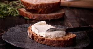 Von Arla Pro gibt es neu Frischkäse Natur Doppelrahmstufe in Bio-Qualität.