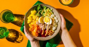 Cocktailsauce von Develey Food Service kann u.a. zur Abrundung von Salaten oder Bowls zum Einsatz kommen.