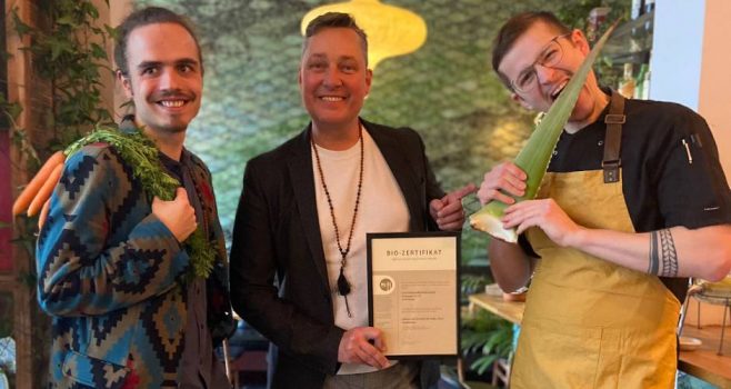 General Manager Nick Zilinski (M.) nimmt gemeinsam mit Johannes Padberg, stv. Restaurant Manager (l.) und Chefkoch Leonhard Hochhut (r.) das Bio-Zertifikat in Gold für das Lulu Guldsmeden Hotel in Berlin entgegen.