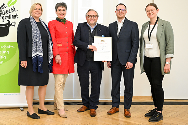 Das Team der Allianz München-Schwabing um Egmont Merté (M.) wurde mit dem Preis "gut.gekocht.gewinnt" 2024 für die Nachhaltigkeit der Gemeinschaftsgastronomie ausgezeichnet.