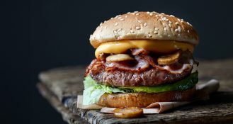 Mit vielfältigen Burger-Lösungen bietet Tulip Professional der Profiküche neue, praxisgerechte Innovationen.