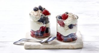 Die neue Joghurtmousse von Foodservice Company ist eine leichte Alternative zu Sahne und lässt sich z. B. mit frischen Früchten im Handumdrehen zu einem Dessert verarbeiten.