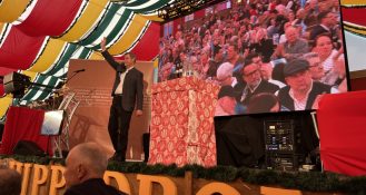 Bayerns Ministerpräsident Dr. Markus Söder sagt Gastronomen und Hoteliers auf dem Gastrofrühling 2024 des Dehoga Bayern seine Unterstützung zu.