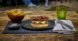 Lantmännen Unibake hat unter der Marke Schulstad Bakery Solutions mit dem Better Bun Sesam das beliebte Sesambrötchen für Burger mithilfe eines patentierten Herstellungsverfahrens auf eine neue Stufe gehoben und in mehrfacher Hinsicht optimiert.