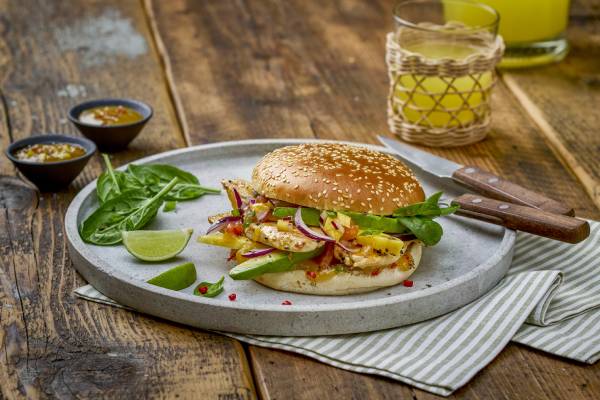 Lantmännen Unibake hat unter der Marke Schulstad Bakery Solutions mit dem Better Bun Sesam das beliebte Sesambrötchen für Burger mithilfe eines patentierten Herstellungsverfahrens auf eine neue Stufe gehoben und in mehrfacher Hinsicht optimiert.