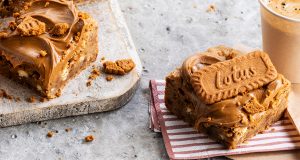 Für die Biscoff Blondies kommen u. a. Biscoff Crumbs, Kekse und Creme zum Einsatz.