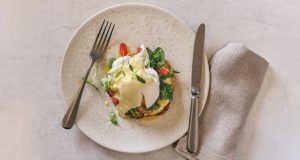 Die Lukull Sauce Hollandaise von Unilever Food Solutions passt nicht nur zu Spargel, sondern auch saisonal unabhängig zu Eggs Benedict.