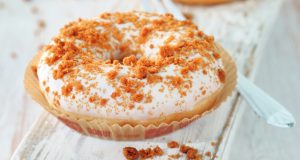 Das Ergebnis der Zusammenarbeit von Lotus Bakeries und Vandemoortele: der Biscoff® Donut aus softem Hefeteig, gefüllt mit Lotus-Biscoff®-Creme und mit Original Lotus-Biscoff®-Streuseln.