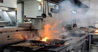 VdS Schadenverhütung GmbH unterstützt Sicherheitsverantwortliche u.a. in Großküchen mit kompakten Hinweisen für jederzeit verlässliche Technik, wenn es um den Fettbrand von Friteusen geht.