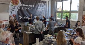 Neumärker Chef Robin Hellwinkel beim Waffel-Workshop