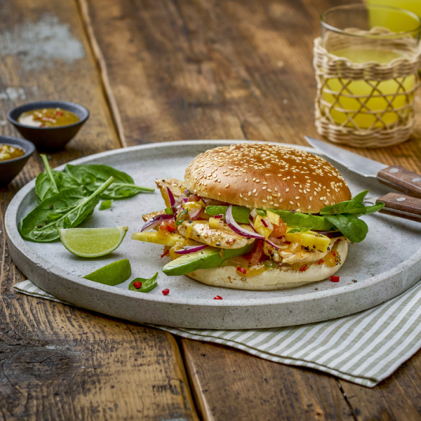 Rezeptbild zum Better Chicken Burger von Lantmännen Unibake mit u.a. Hühnerbrust, Avocado, Mango-Chutney und softem Bun.