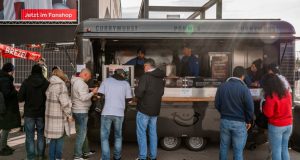 Die Currywürste von Stadionliebe passen perfekt ins Stadion und somit auch zur nahenden Fußball-EM. Erhältlich sind verschiedene Sorten, die einfach im Handling sind – von der Classic Currywurst bis hin zu Trüffel-Variante.