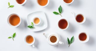 Der Tag des Tees am 21. Mai steht beim Deutschen Tee & Kräutertee Verband unter dem Motto „Tee vereint die Welt“, um einen Moment der Gemeinsamkeit zu schaffen.