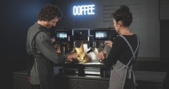 Die halbautomatische Siebträgermaschine WMF espresso NEXT liefert auf Knopfdruck den perfekten Kaffee.
