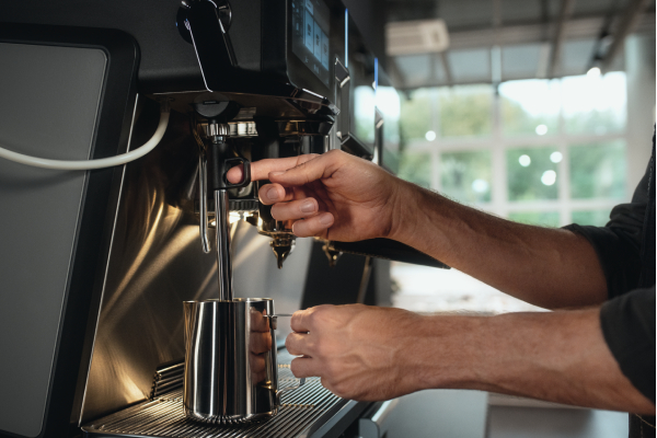 Als halbautomatischer Siebträger unterstützt die WMF espresso NEXT dort, wo Präzision das Gebot der Stunde ist: beim Mahlen, Dosieren und Tampern von Kaffee sowie bei der Milchschaumzubereitung. (Quelle: WMF Professional Coffee Machines)