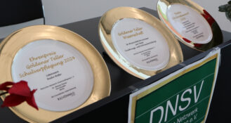 Das DNSV vergibt seit 2013 an Einzelpersonen und Teams im Bereich Kita- und Schulverpflegung den Goldenen Teller.