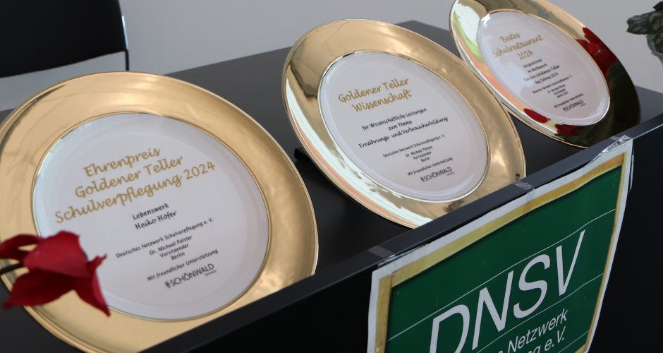 Das DNSV vergibt seit 2013 an Einzelpersonen und Teams im Bereich Kita- und Schulverpflegung den Goldenen Teller.