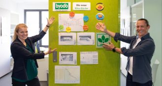 byodo – Stephanie Moßbacher und Marcus Hofer präsentieren die Pläne für den KiTa-Catering-Ausbau