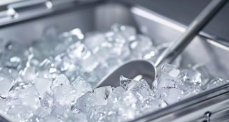 Erreger im Eis – Eisschaufel in Eiskühler