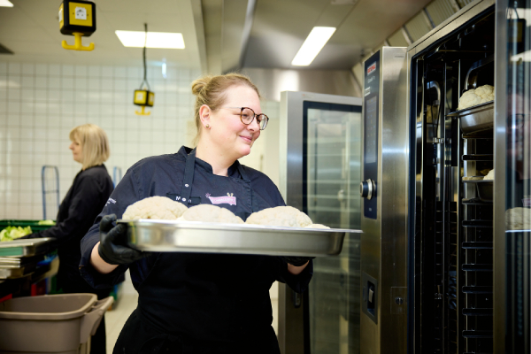 Technische Unterstützung erhält das Küchenteam der Gesamtschule von mehreren iCombi Pro und iCombi Classic sowie zwei iVario Pro aus dem Hause Rational.