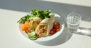 Wraps mit Salat stehen in der Mensa Schmakofatz der Mathilde Anneke Gesamtschule in Münster gerne auf dem Speiseplan.
