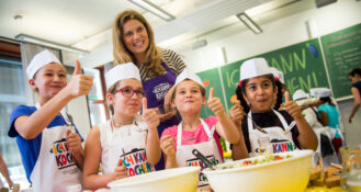 Sarah Wiener widmet sich mit ihrer Stiftung seit 18 Jahren der Ernährungsbildung von Kindern: Wir haben mit ihr einen Blick auf ihre Motivation und ihr Tun geworfen.