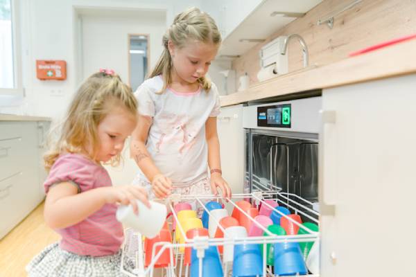 Plastik kann nicht so heiß wie Glas oder Porzellan gespült werden.