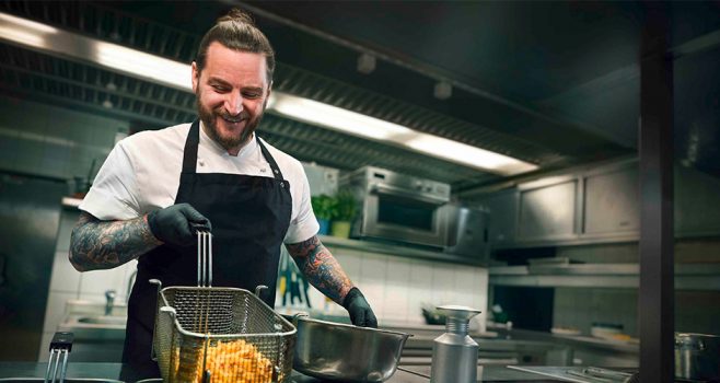 Schlaffe Pommes? Gehen gar nicht! Für knusprige Ergebnisse ist das richtige Frittieren entscheidend. Mit unseren sieben Tipps vermeiden Sie typische Fehler.