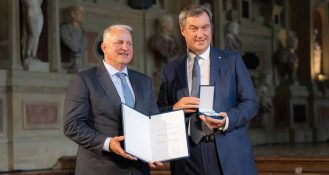 Festakt in der Münchner Residenz (v.l.): DEHOGA Bayern-Ehrenamtsträger Christian Schottenhamel wird von Dr. Markus Söder für sein Engagement geehrt.
