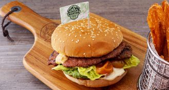 The Green Mountain schafft mit dem Plant-based Smash Burger einen neuen Genuss zwischen zwei Buns. Pur und unverfälscht im Geschmack, vielseitig einsetzbar und ab sofort exklusiv für die Gastronomie erhältlich.
