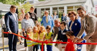 Eröffnung des EAT: Vertreter der Inhaberfamilie und der Geschäftsleitung von Apetito schnitten gemeinsam mit Rheines Bürgermeister Peter Lüttmann und Kindern der benachbarten Kita St. Bonifatius das symbolische rote Band durch.