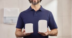 Die einzigartige Komrpimierungstechnologie sorgt dafür, dass die Tork Xpress Handtücher signifikant weniger Platz einnehmen.