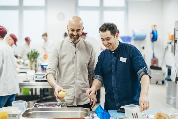 Der gelernte Koch Michael Loitz (l.) war lange Zeit in GV-Küchen tätig; mittlerweile gibt er sein Wissen mit seinem Netzwerk von Essen & Ernähren an Kollegen weiter.