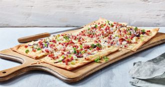 Ob herzhafter Flammkuchen, deftiger Eintopf oder die Eierspeise zum Frühstück – mit aromatischem Bacon von Gelderland verfeinert, greifen Gäste gerne zu.