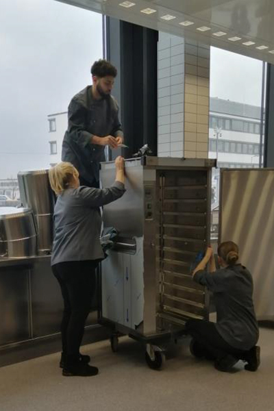 Auspacken kurz vor Inbetriebnahme für das GV-Team der CANtine Karlsruhe.