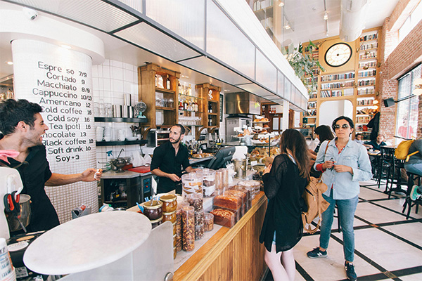 Die kleinsten Röstereien, die als Mikroröstereien bezeichnet werden können, sind gleichzeitig meist Cafés, die fast ausschließlich für den eigenen Ausschank produzieren und nur zu einem geringen Teil auch einen Verkauf an Kunden haben, die den Kaffee direkt vor Ort im Café kaufen.