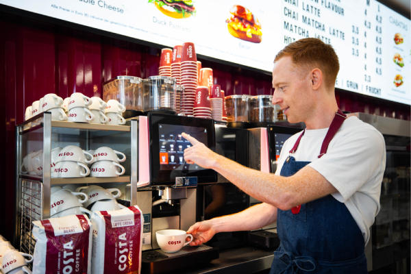 Costa Coffee setzt auf seinen Partner WMF Kaffeemaschinen, denn mit der richtigen Maschine können mehrere Milchsorten ausgewählt werden und Mitarbeitende werden auch ohne Vorkenntnisse zum Barista-Talent.