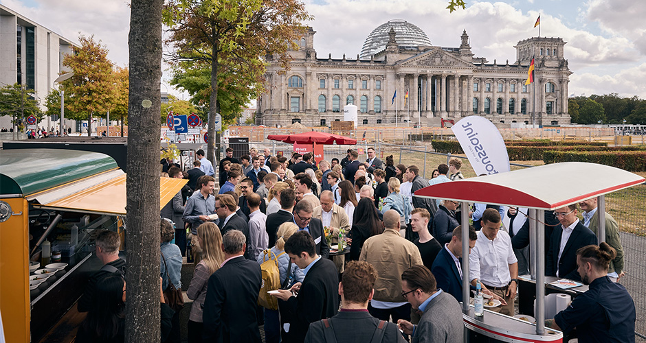 Aktuelle politische Fragen standen bei der Food-Truck-Aktion der Denkfabrik Zukunft der Gastwelt (DZG) vor dem Deutschen Bundestag im Mittelpunkt. Vor diesem Hintergrund formulierte die Kampagne beim Food-Truck-Event auch fünf Forderungen an die Politik.