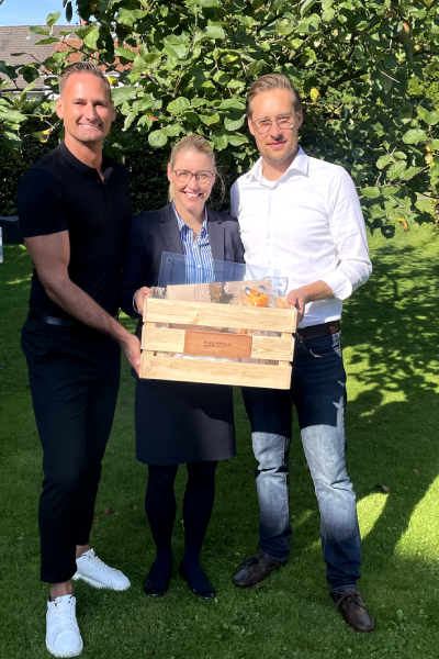 Florian Rose von Ringhotels begrüßt Lisa Büning und Christian Albrecht, die Inhaber des Hotels Drei Birken, als neues Mitglied bei den Ringhotels (v.l.).