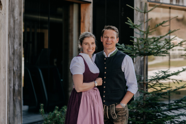 Christina und Christoph Schmuck führen das Familienhotel mit viel Herzlichkeit, und wollen ihren Gästen im Naturhotel Forsthofgut außergewöhnliche Erlebnisse bereiten. (Quelle: Naturhotel Forsthofgut Leogang)