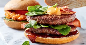 Ob Angus-Burger, hybride Pattys mit weniger Fleischanteil oder Chicken- bzw. Plant-Powered-Burger – unter der Marke Foodworks bietet die OSI Convenience Europe eine große Burgervielfalt für jeden Trend und jeden Bedarf.