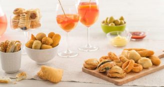 Egal, ob Cocktail, Longdrink oder ein Glas Wein – herzhafte, kleine Snacks machen den Genussmoment in geselliger Runde perfekt. Passende Produkte für „Aperitivo con Buffet“ gibt es von Bindi Deutschland.