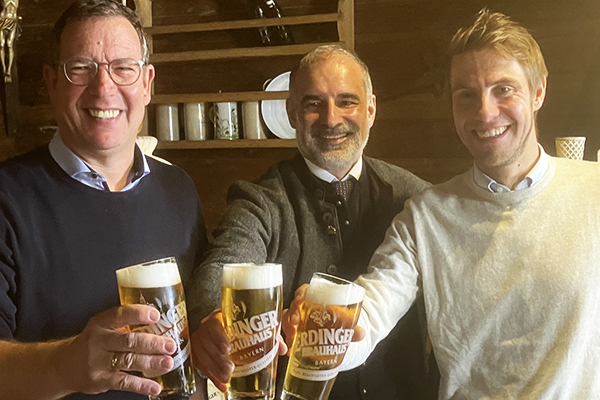 Die Erdinger-Führungskräfte Wolfgang Kuffner, Dr. Stefan Kreisz und Philipp Herold (v.l.) stoßen mit Erdinger Brauhaus Helles Alkoholfrei an.