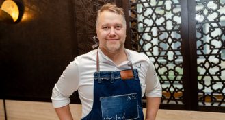 Anton Schmaus, Küchenchef im The Charles Hotel in München, ist für Lieferando Fine Dining als Impulsgeber auf der Busche Gala 2024 ausgezeichnet worden.