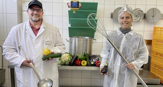 Guido Wolf, Leiter Hochschulgastronomie im Studierendenwerk Gießen (l.) freut sich auf Runde 3 des beliebten Kochwettbewerbs „Mensa-Takeover: Studis kochen grün“, bei dem dieses Mal vegane Rezepte gesucht werden.